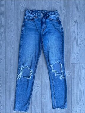 American Eagle Mom Jeans Size 2 High Rise Ripped Distressed Blue